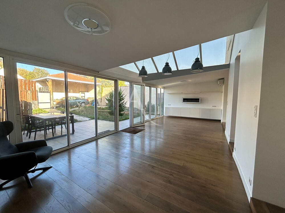 Maison rénovée SAINT-HERBLAIN BOURG avec garage et atelier.