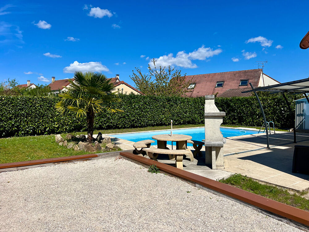 Maison familiale lumineuse aux beaux volumes, située à Neufmoutiers-en-Brie. Surface Utile : 140 m², terrain : 550 m², 6 pièces