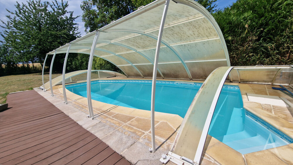 Belle maison en pierre de 174m², sur 1800 m² de terrain avec piscine à Fontenay Mauvoisin