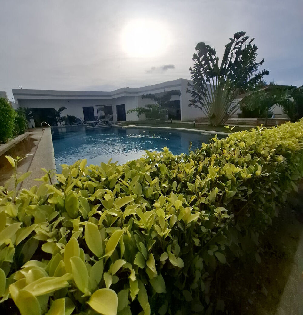 Vente Maison BELLE VILLA  DE 3 CHAMBRES  ETAT NEUF  SUR UN BEAU TERRAIN ARBORE DE 600 M2 Somone (Senegal)
