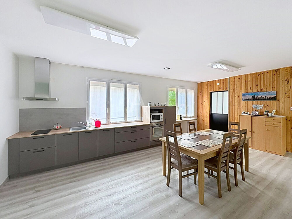 Maison de plain-pied 94 m² à Distré (Pocé), proche des commerces.