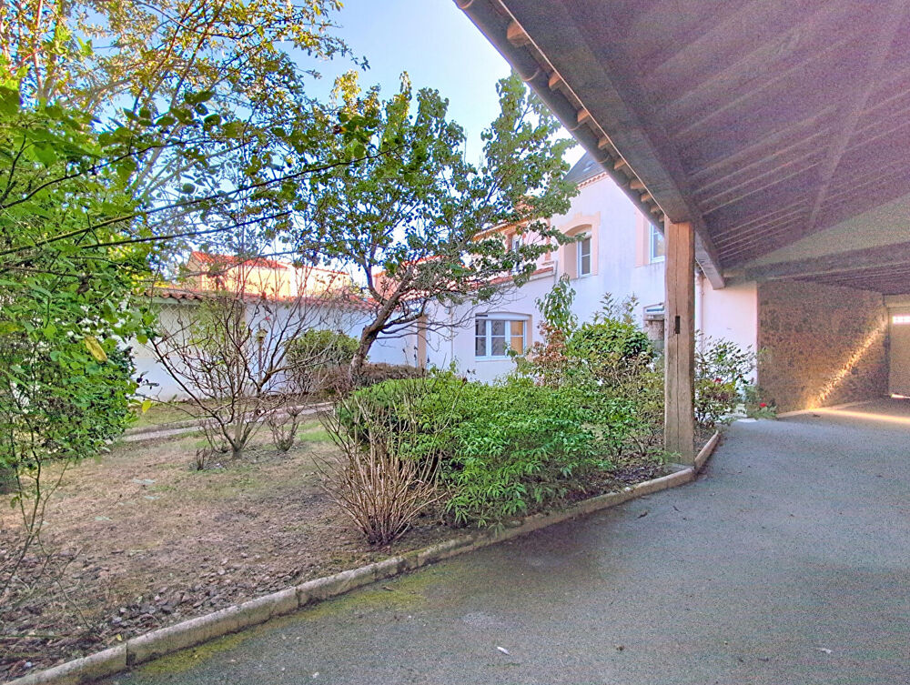 Vente Maison LE POIRE-SUR-VIE - maison de ville 6 chambres Le poiré sur vie