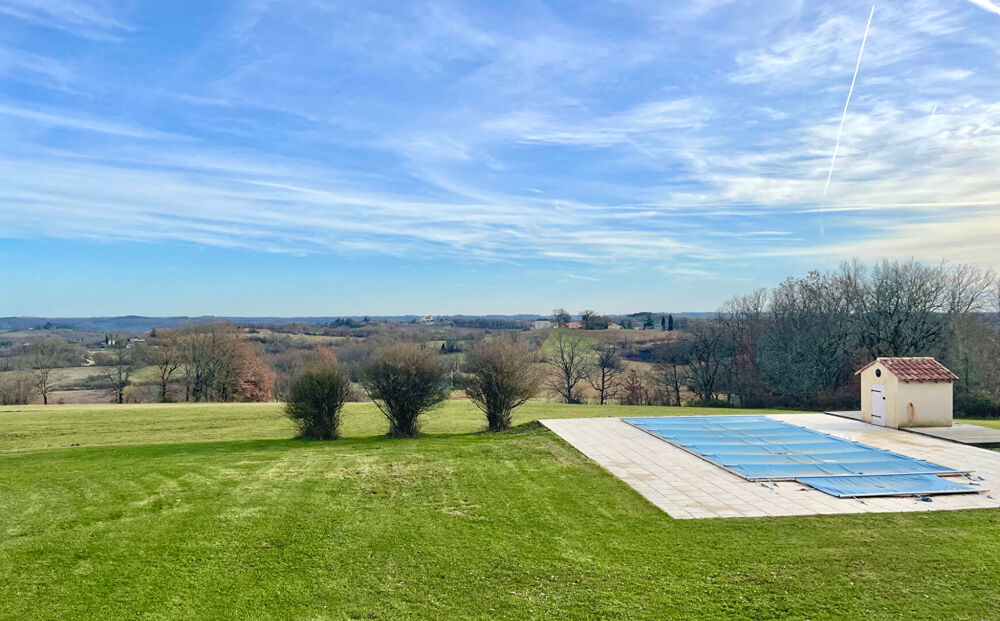 LOT-proche PUY L'EVEQUE (130m2), 3 chambres, avec,vue,piscine et dependances sure un terrain de 1.8 ha.