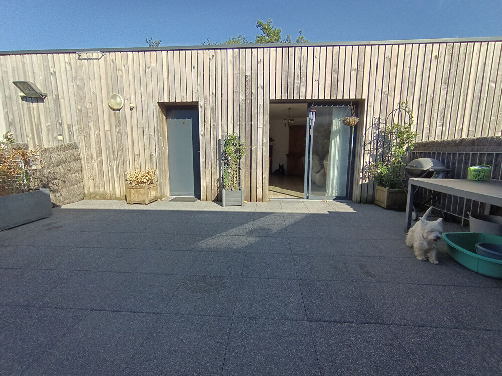 Appartement à vendre de 80 m2 avec une terrasse de 40 m2 au dernier étage d'une copropriété récente.