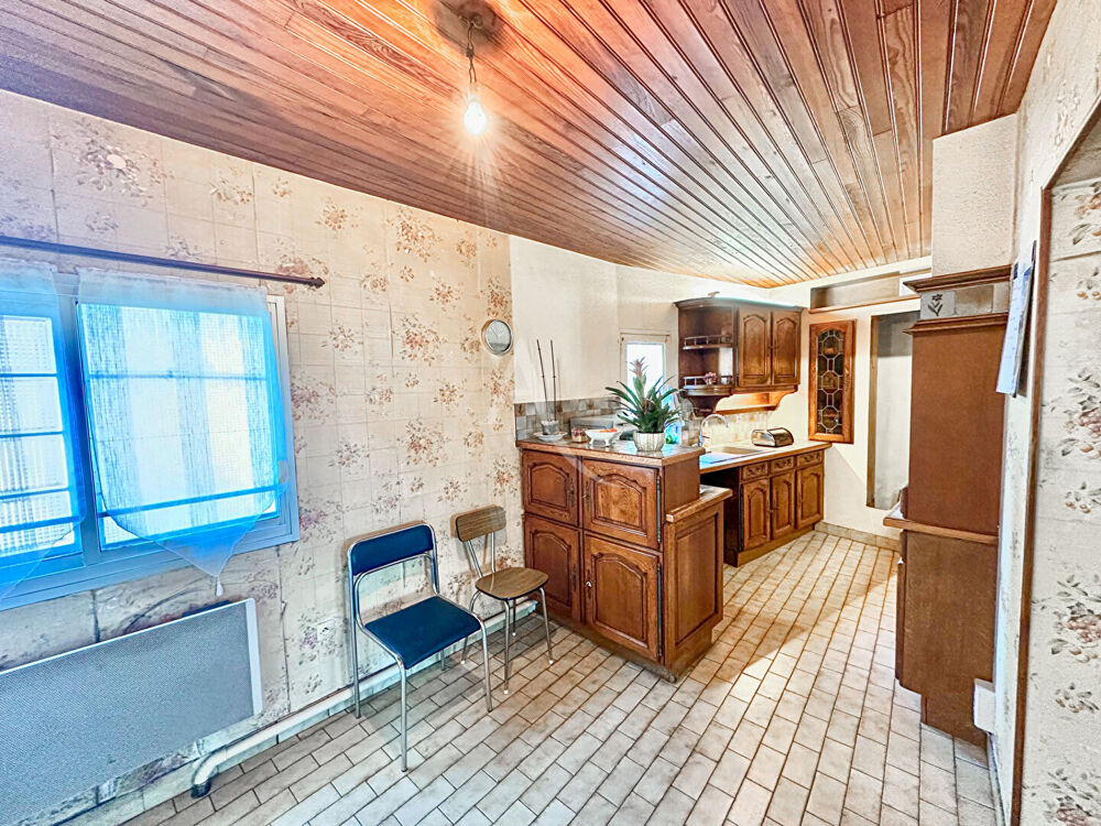 Vente Immeuble Idéal investisseur. Immeuble avec garage, stationnements et potentiel de division Doue en anjou