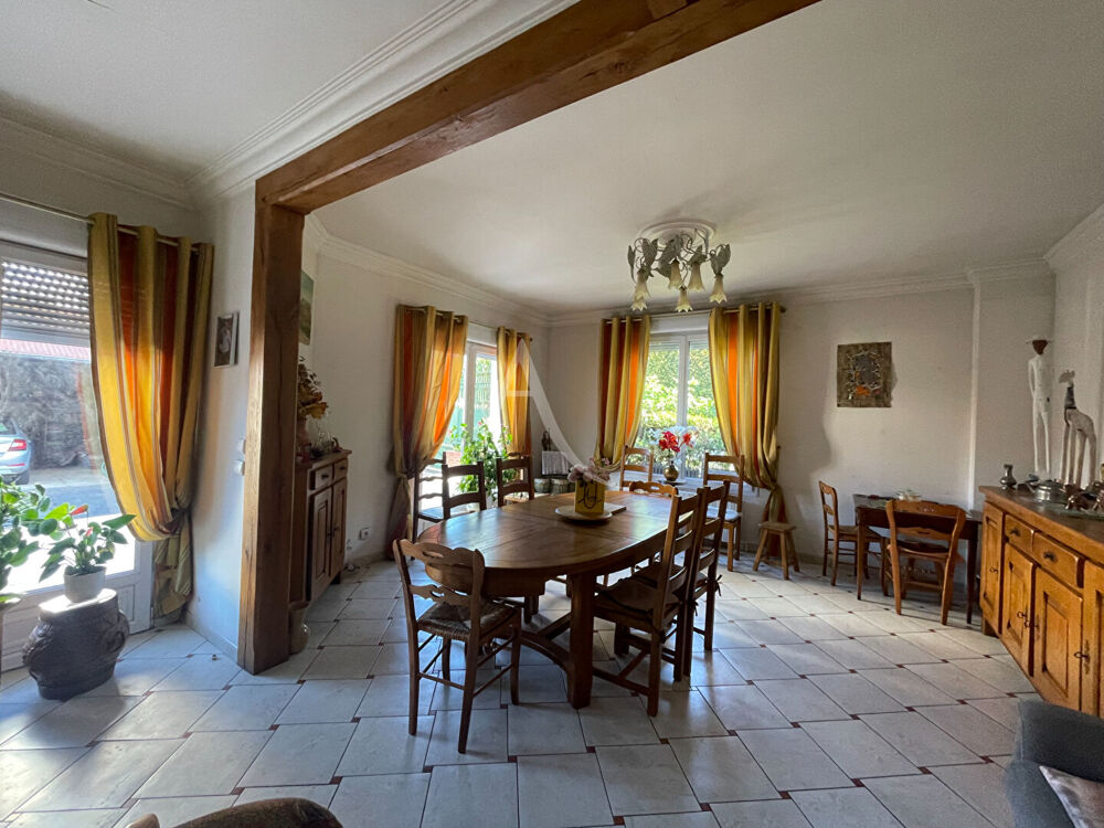 Centre ville de Gournay en Bray maison d'habitation avec un très grand bâtiment