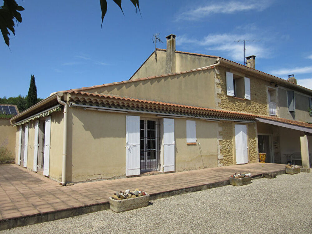 Maison poutre et pierre à Sauveterre sur une parcelle de terrain de 1850 m2 avec garage et piscine