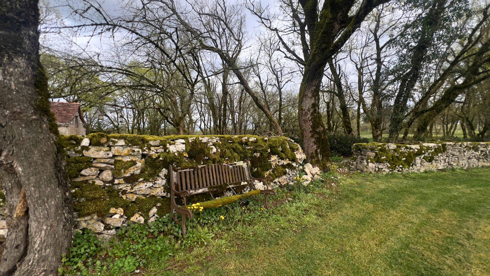 Propriété de charme avec dépendances et 7 hectares dans le lot