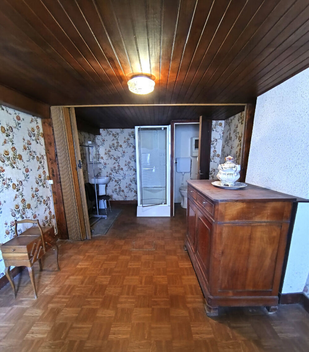 HAUTE-VIENNE - Maison de ville de caractère à rénover, avec grande grange indépendante, située dans un village très prisé.