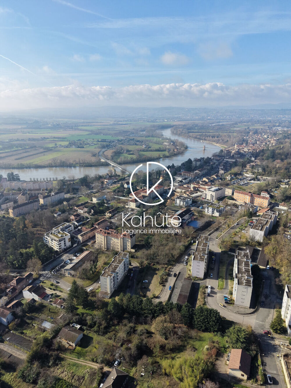 Vente Terrain Terrain de 944 m2 avec vue panoramique situé à Trévoux, CES de 20%, quartier résidentiel et calme, proche des commodités. Trevoux