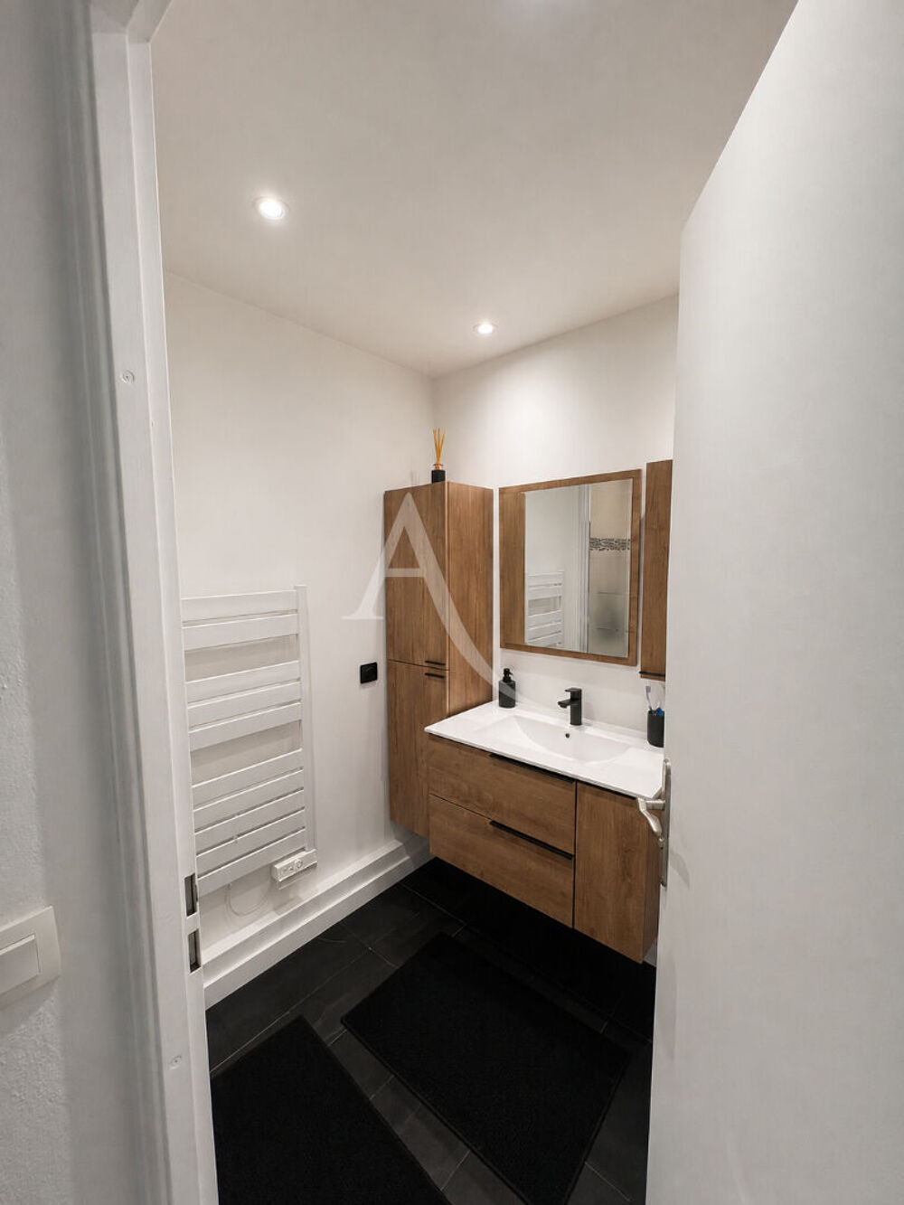 Vente Appartement LE CANNET - BEAU 2 PIÈCES AVEC TERRASSE, GARAGE ET PISCINE Le cannet