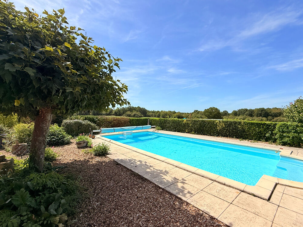 Vente Maison Volets bleus, piscine et vues sur la campagne, près de La Rochefoucauld Saint sornin