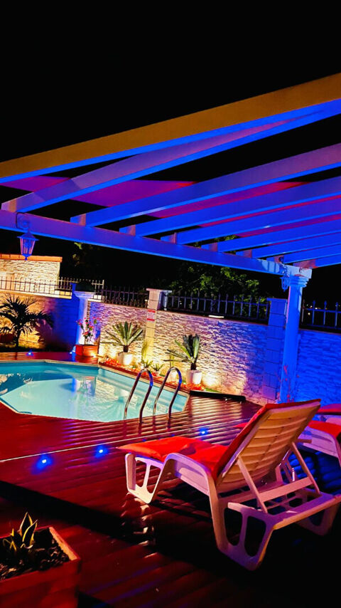   � louer : Villa meubl�e 4 chambres avec jardin et piscine priv�e ? 150 m� Maison - 5 pi�ce(s) - 91 m�