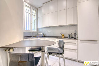 Vente Appartement Versailles Saint-Louis Appartement 6 pièces 144.03  m² carrez situé au 2ème étage avec chambre de service, cave et parking en op Versailles