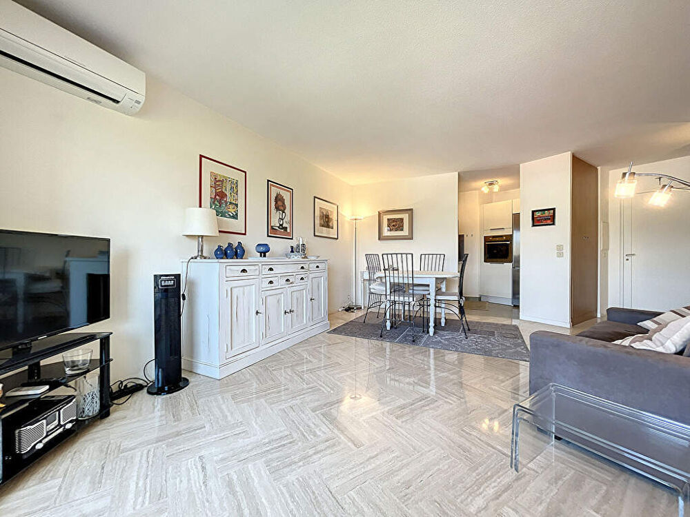 COUP DE COEUR ! Beau 2 pièces de 44m² avec parking. Plage et commerces à pied !