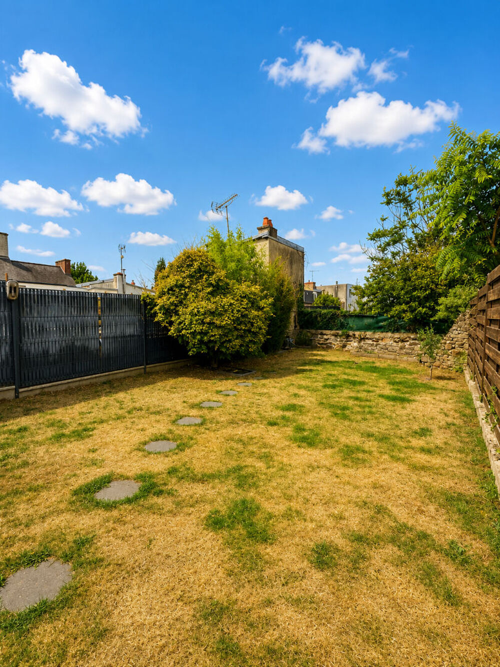 SAINT-BRIEUC - ROBIEN - UNE MAISON DE VILLE QUI A DU STYLE-UN GARAGE ET UN JARDIN !
