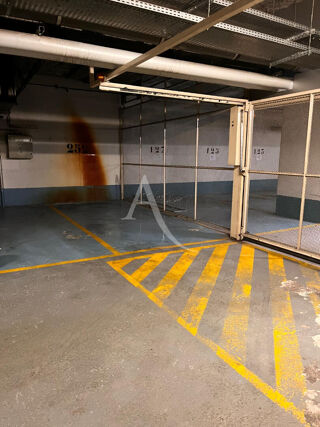  Parking / Garage à louer 