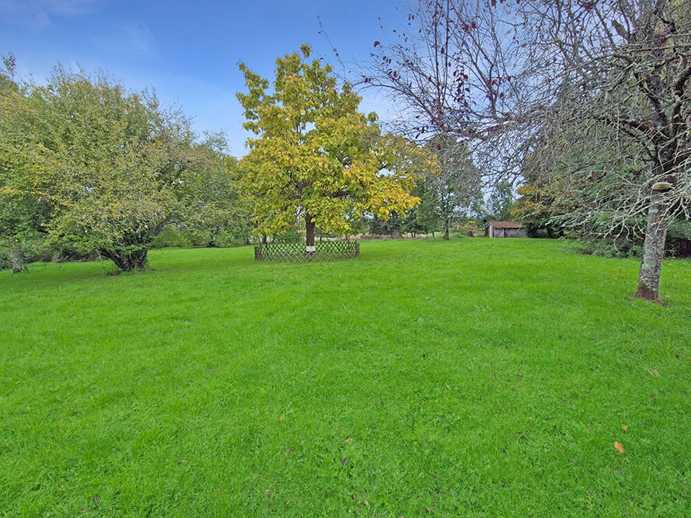 CORREZE. LUBERSAC. Maison en pierre de 3 chambres (en plein pied), grange attenante, puits et jardin plat de 3565 m².