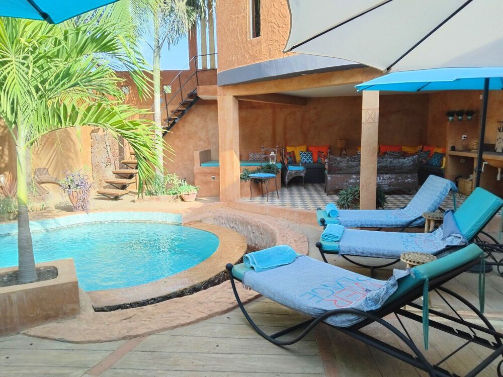 Location Maison LOCATION ANNUELLE POUR CE RIAD ATYPIQUE AVEC PISCINE SITUE A PIEDS DE LA MER ET DES COMMERCES Quartier Drève des Belges, Ngaparo Ngaparou (Senegal)