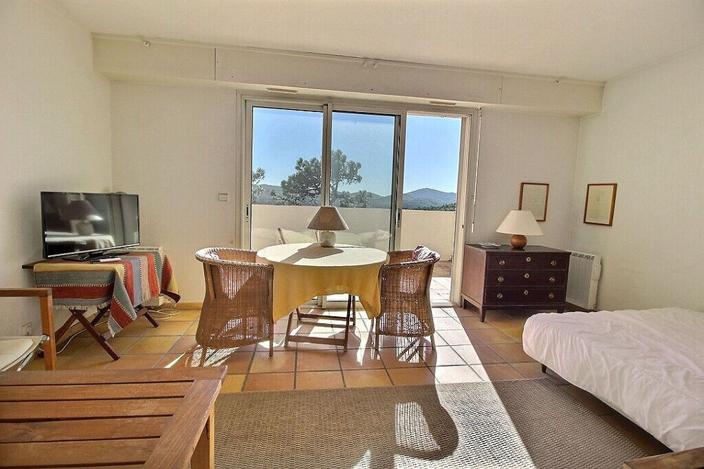 OPPORTUNITE- Studio avec terrasse parking et vue dégagée- Golf de ROQUEBRUNE