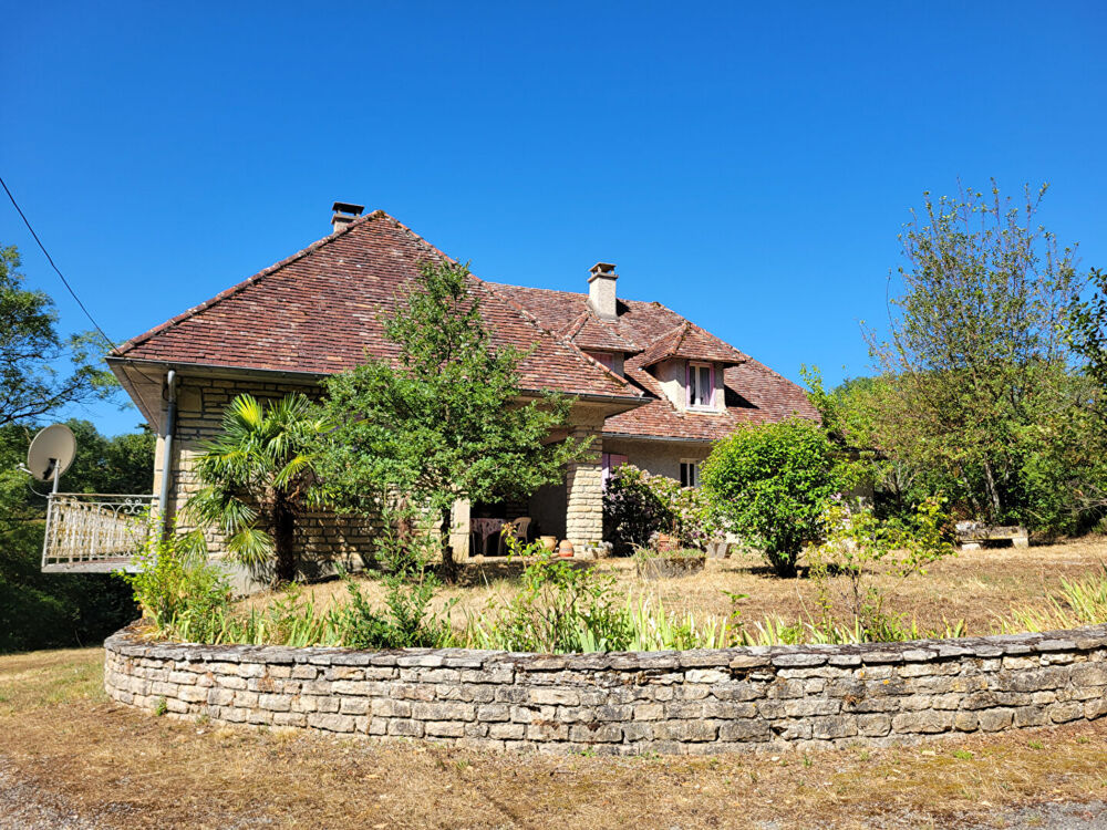 Grande maison familiale avec dépendances et 2ha du terrain.