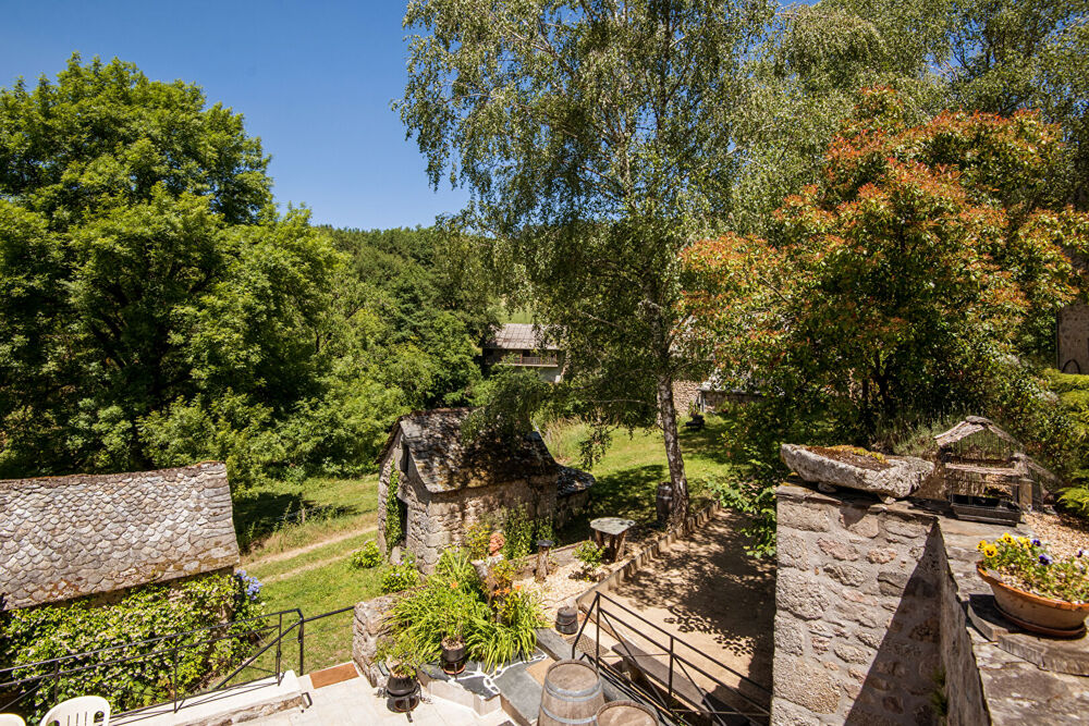 Ensemble en pierre d'exception aux portes de l'Aubrac : 4 maisons restaurées, piscine & patio