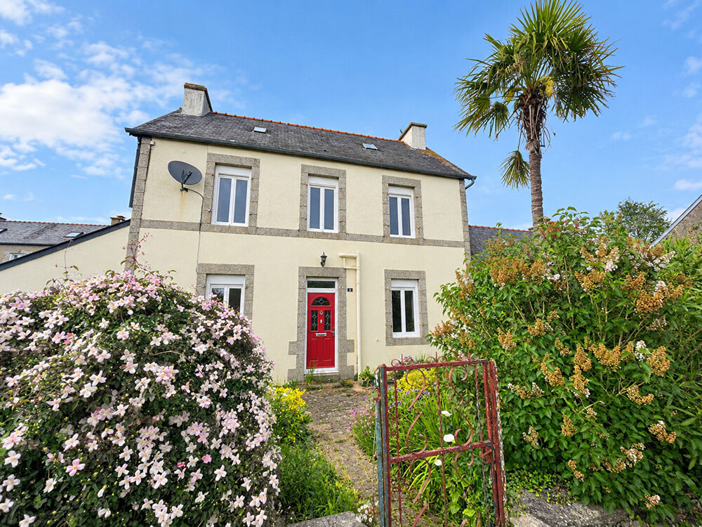 FINISTÈRE: Proche Huelgoat. Charmante maison de village de 2 chambres et 2 sdb avec potentiel d'extension.