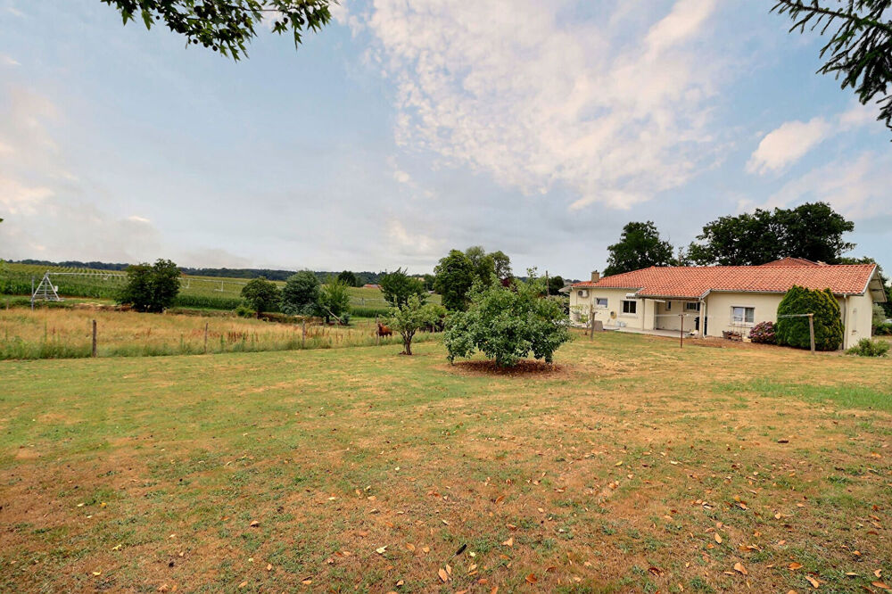 MONTSOUÉ ? Maison familiale de plain-pied avec 5 chambres et terrain d'environ 4 300 m²
