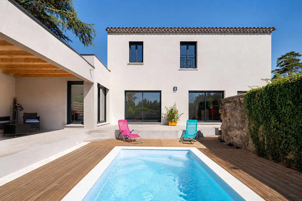 Maison d'architecte récente avec piscine et suite parentale de plain-pied à proximité d'Uzès