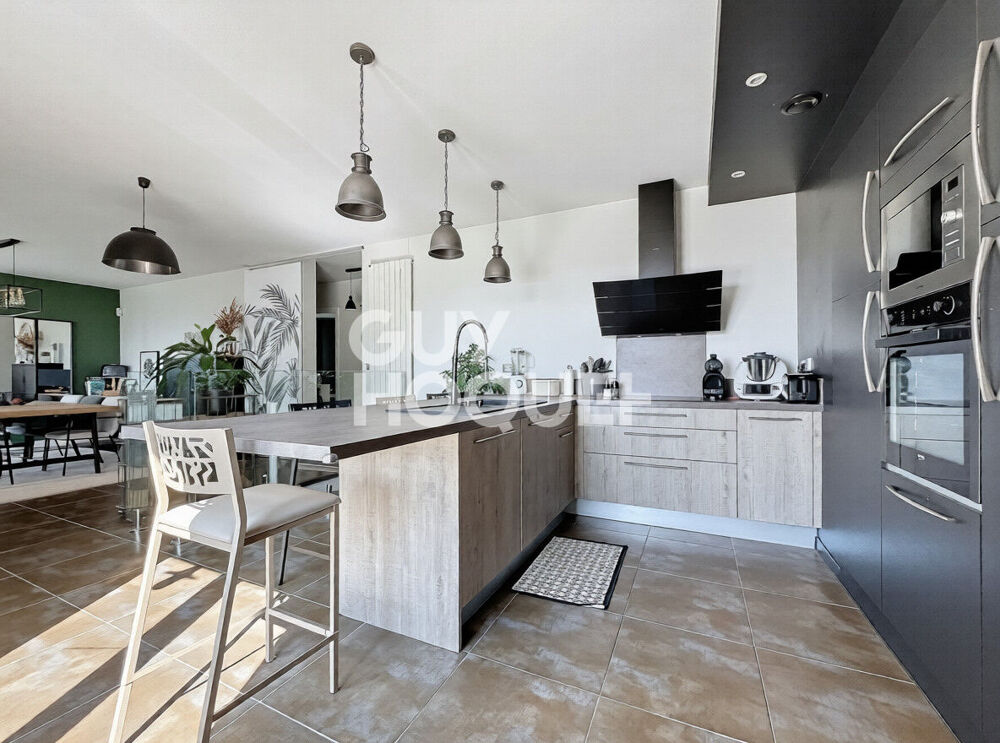 Maison 5 chambres, double garage, terrasse et jardin dans un secteur calme et recherché.