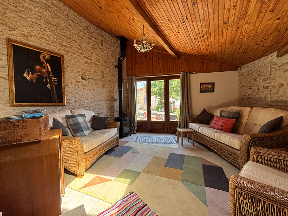 Charmante Maison de Village en Pierre avec Cours Privatives au Coeur de Nanteuil-en-Vallée