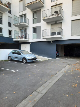  Parking / Garage à louer 1 pièce 