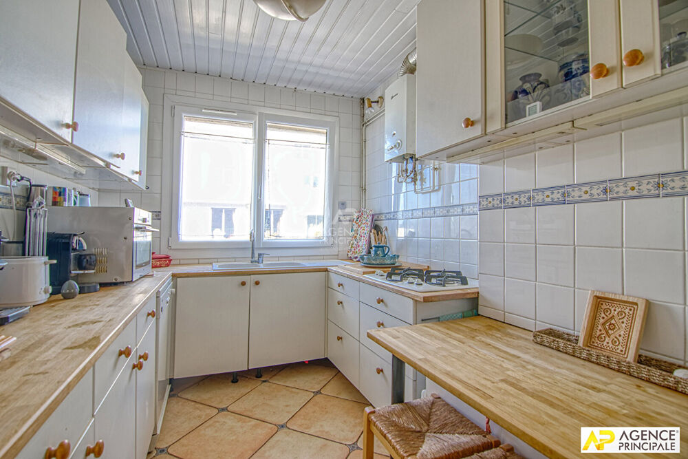 Vente Appartement Versailles Rive-Droite appartement 5 pièces 109.64 m² situé au 4ème étage avec cave et jardin de copropriété Versailles