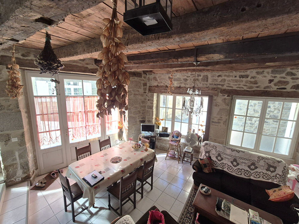 Vente Maison CORRÈZE. TREIGNAC. Maison ancienne en pierre pleine de charme comprenant 3 chambres avec balcon et un appartement à rénover. Treignac