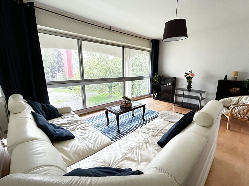 FINISTÈRE: Brest. Spacieux appartement T4 meublé avec ascenseur et deux places de stationnement sécurisées.