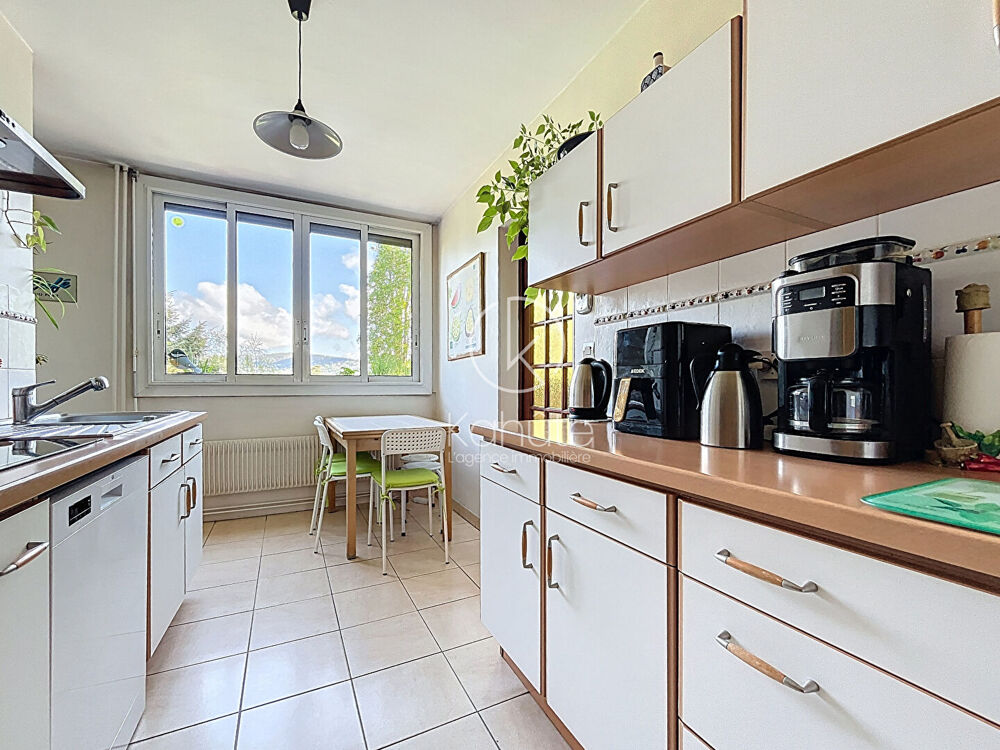Appartement Champagne Au Mont D Or 7 pièce(s) 135 m2, 4 chambres et 1 bureau, 2 caves, 1 parking et 1 garage