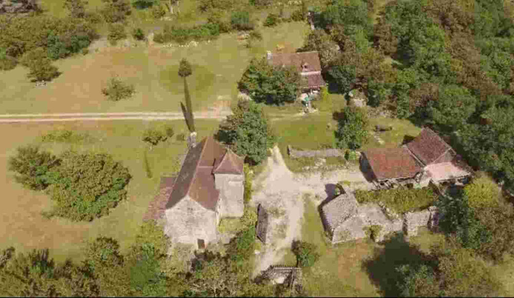 Propriété avec 2 maisons , dépendances sur GR65