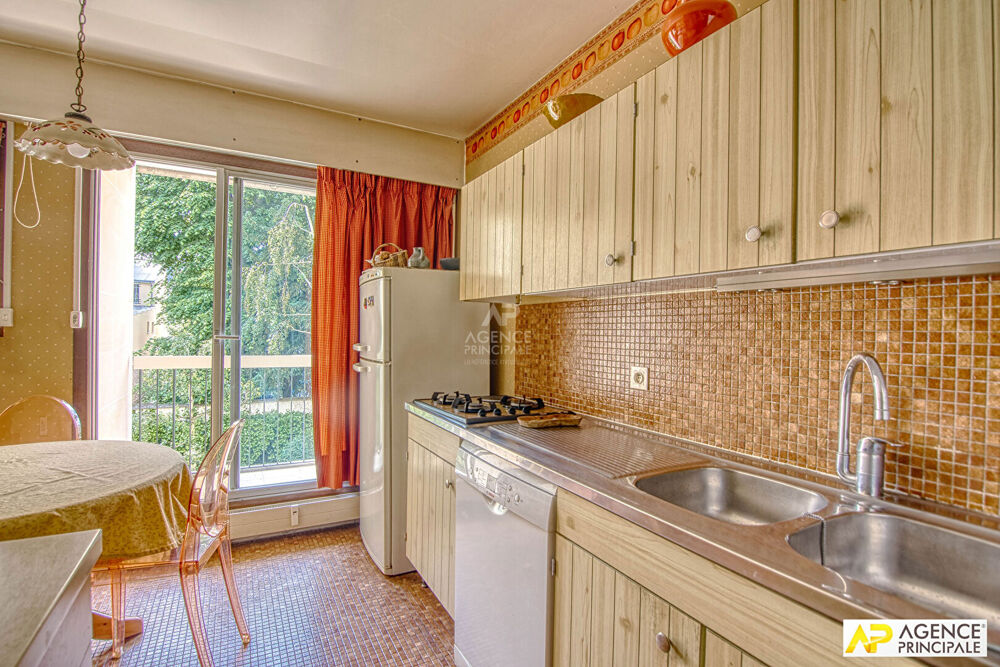 Vente Appartement Versailles Notre Dame limite Montreuil  Appartement 5pièces 113 m² carrez situé au 2ème étage avec ascenseur, balcons, cave et 2 Versailles
