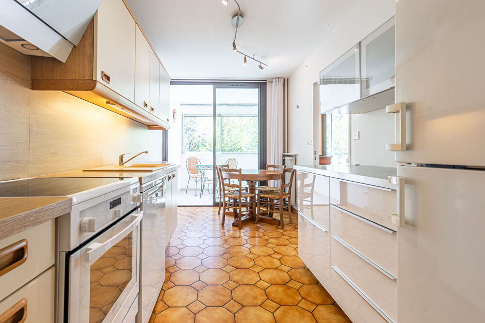 AGENCE IMMOBILIERE LAFORET - "CHÊNE" - ANNECY - APPARTEMENT TRAVERSANT T5 - VERANDA - CAVE - GARAGE DOUBLE en sus (HSP : 3m10) -
