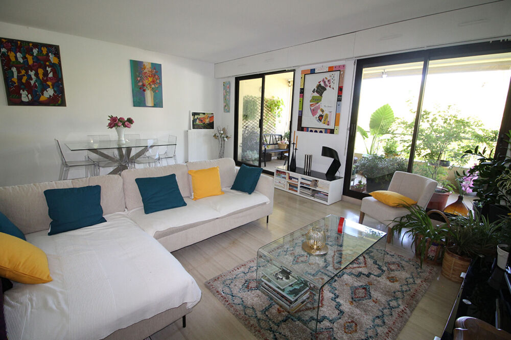 NIMES Centre ville splendide appartement P3 avec terrasse, cellier et garage dans une résidence très recherchée.