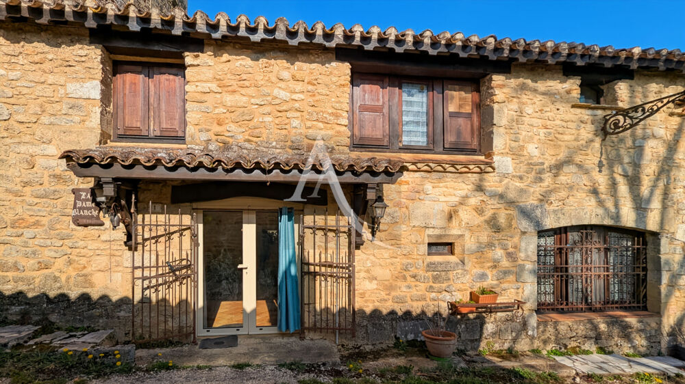 Maison en pierre atypique dans un hameau