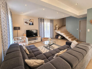 Vente Maison MAISON 4 PIÈCES - 83 M² - 3 CHAMBRES - GARAGE 70 M² - 2 TERRASSES - PIERRERUE Pierrerue