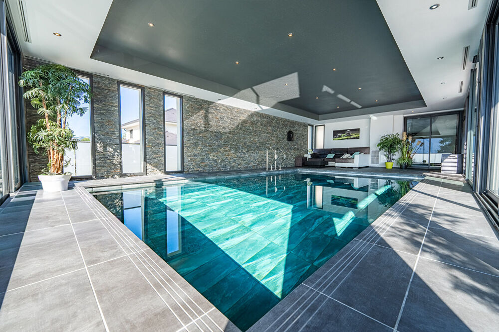 Villa contemporaine avec piscine intérieure et vue lac