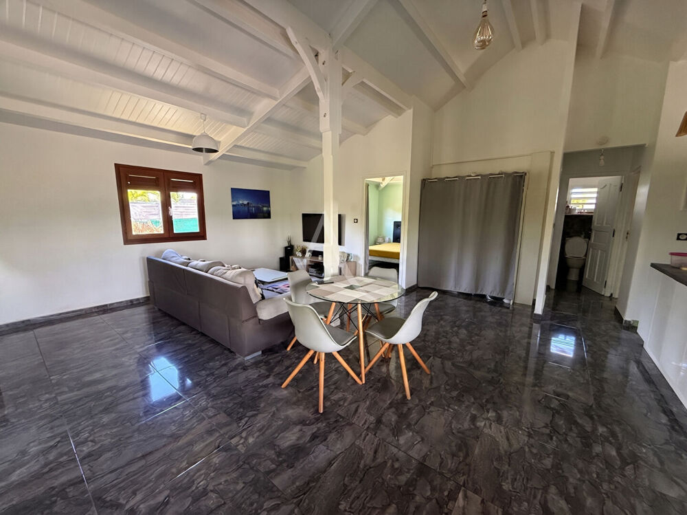 Vente Maison Villa T4 récente avec piscine et jardin clos Lamentin
