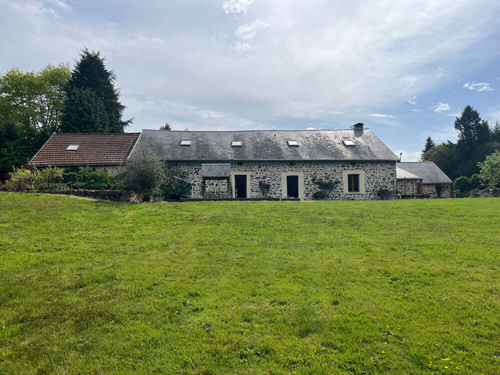 Propriété comprenant 2 maisons, une grange, des écuries, un jardin et un enclos.