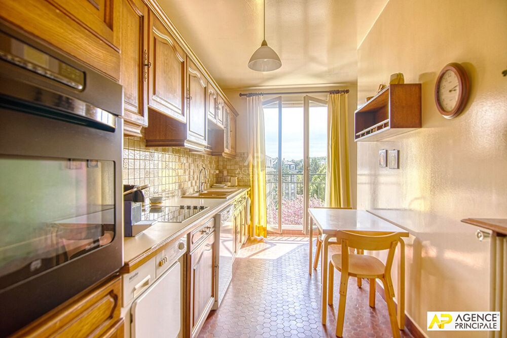 Vente Appartement Versailles centre Avenue de Paris Appartement 4 pièces 90 m² situé au 3ème étage avec ascenseur, balcon, cave et parking Versailles