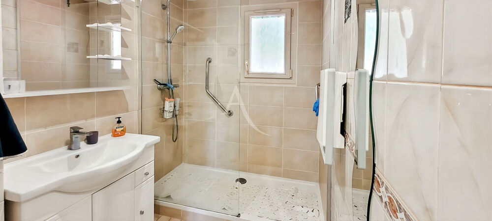 À vendre ! Charmante maison de plain-pied de 100 m² sur un beau terrain de 471 m².