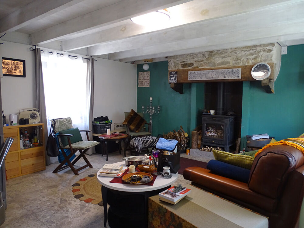 FINISTÈRE. Maison de village de caractère avec potentiel de rénovation au coeur de Collorec