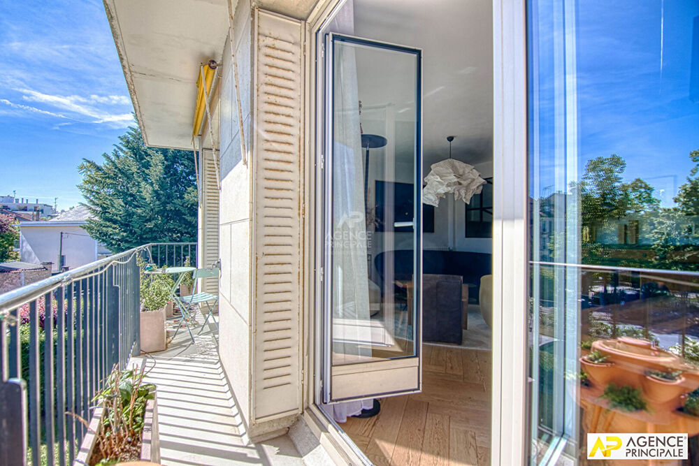 Vente Appartement Versailles Rive-Droite Appartement 5 pièces 138.32 m² au sol situé au 1er étage avec ascenseur, balcon de 14 m² cave et parking Versailles