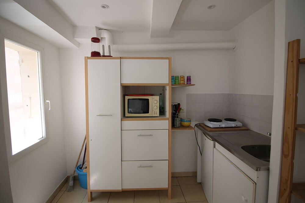 NIMES CENTRE VILLE A vendre 2 studios meublés à 2 minutes de la faculté VAUBAN dans un bel immeuble ancien.